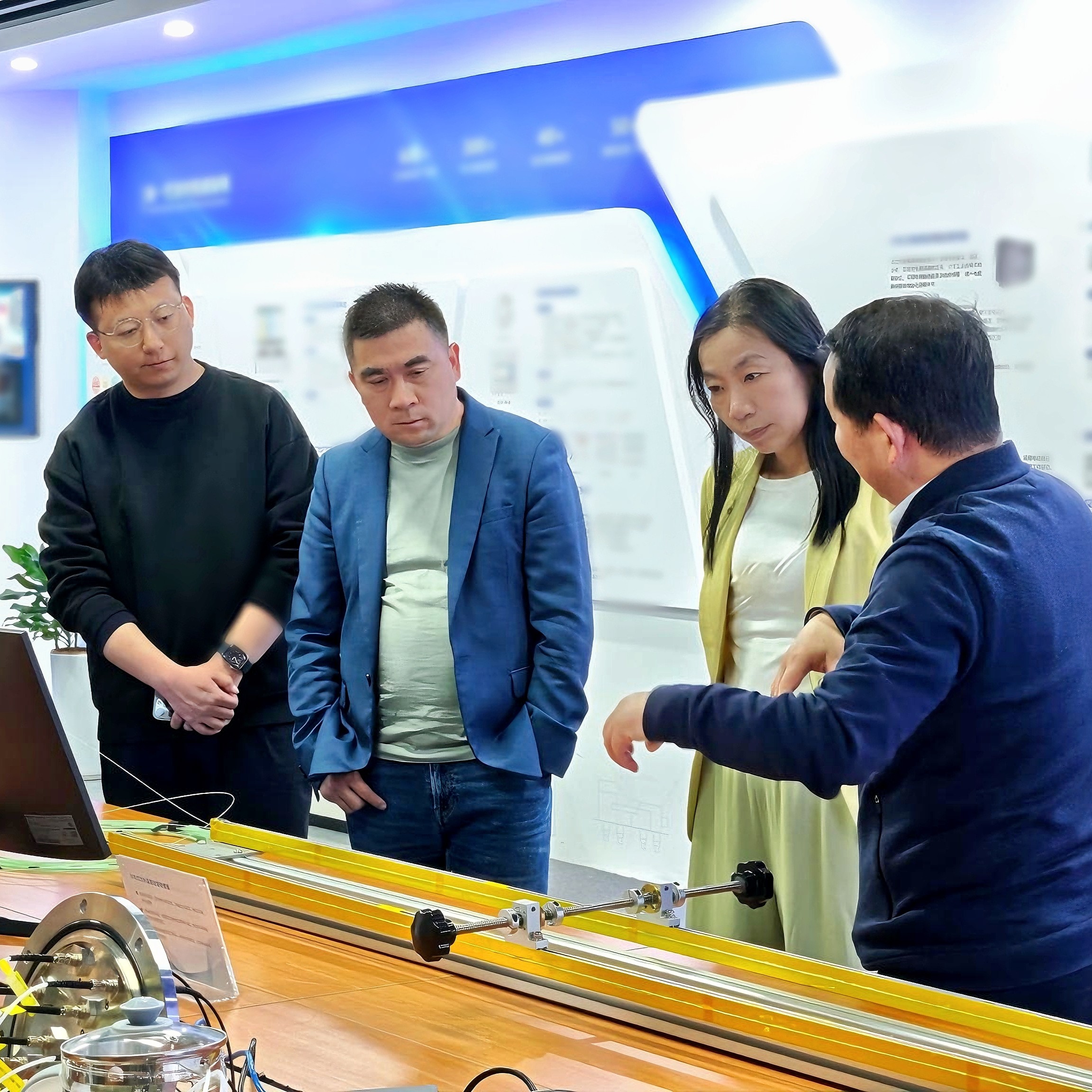 新華社上海、江蘇、安徽等地記者團赴光格科技調研人工智能發(fā)展現狀與未來(lái)趨勢